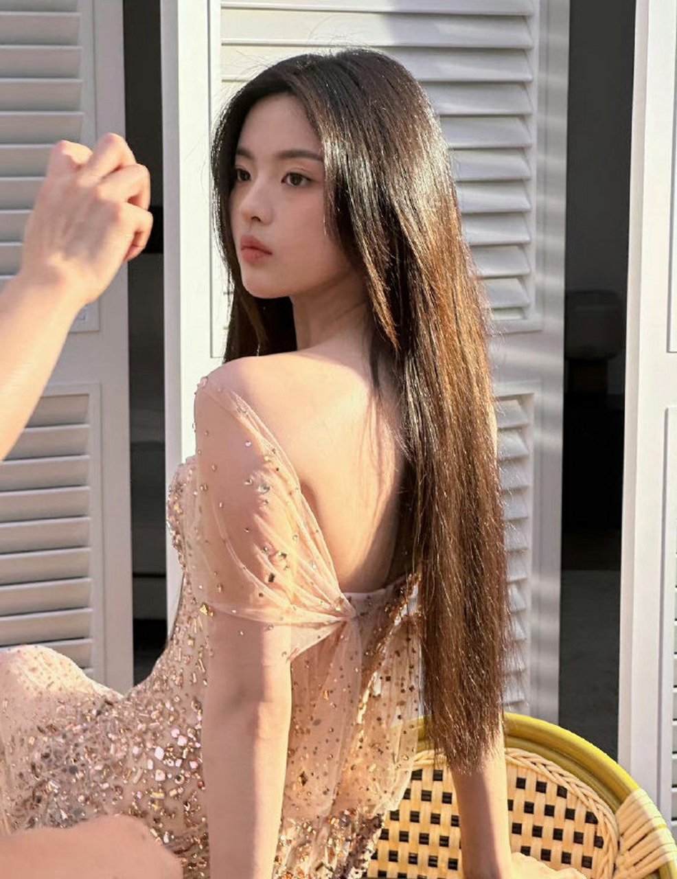 杨超越身材现在也越来越接近关晓彤的了