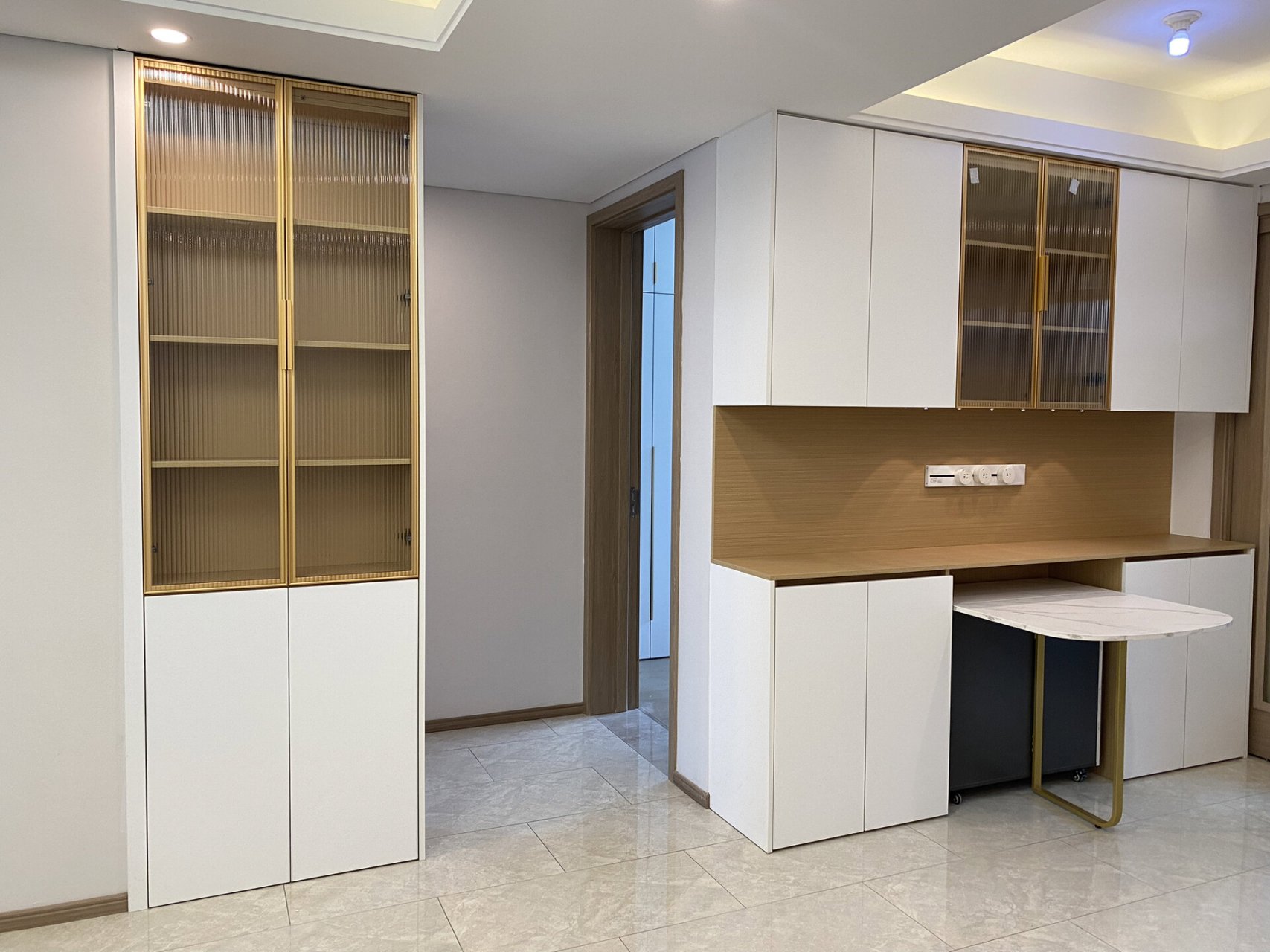 全屋柜体莫干山生态板,柜门pet超级肤感.