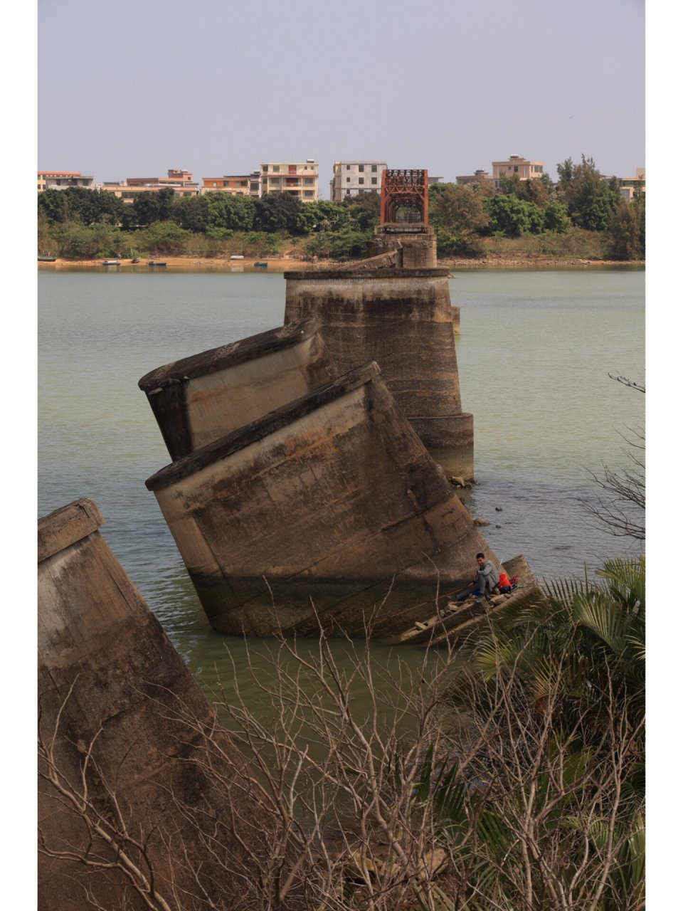 南渡江铁桥 铁证如山桥 南渡江铁桥位于海口市东南方向,连接城郊的南