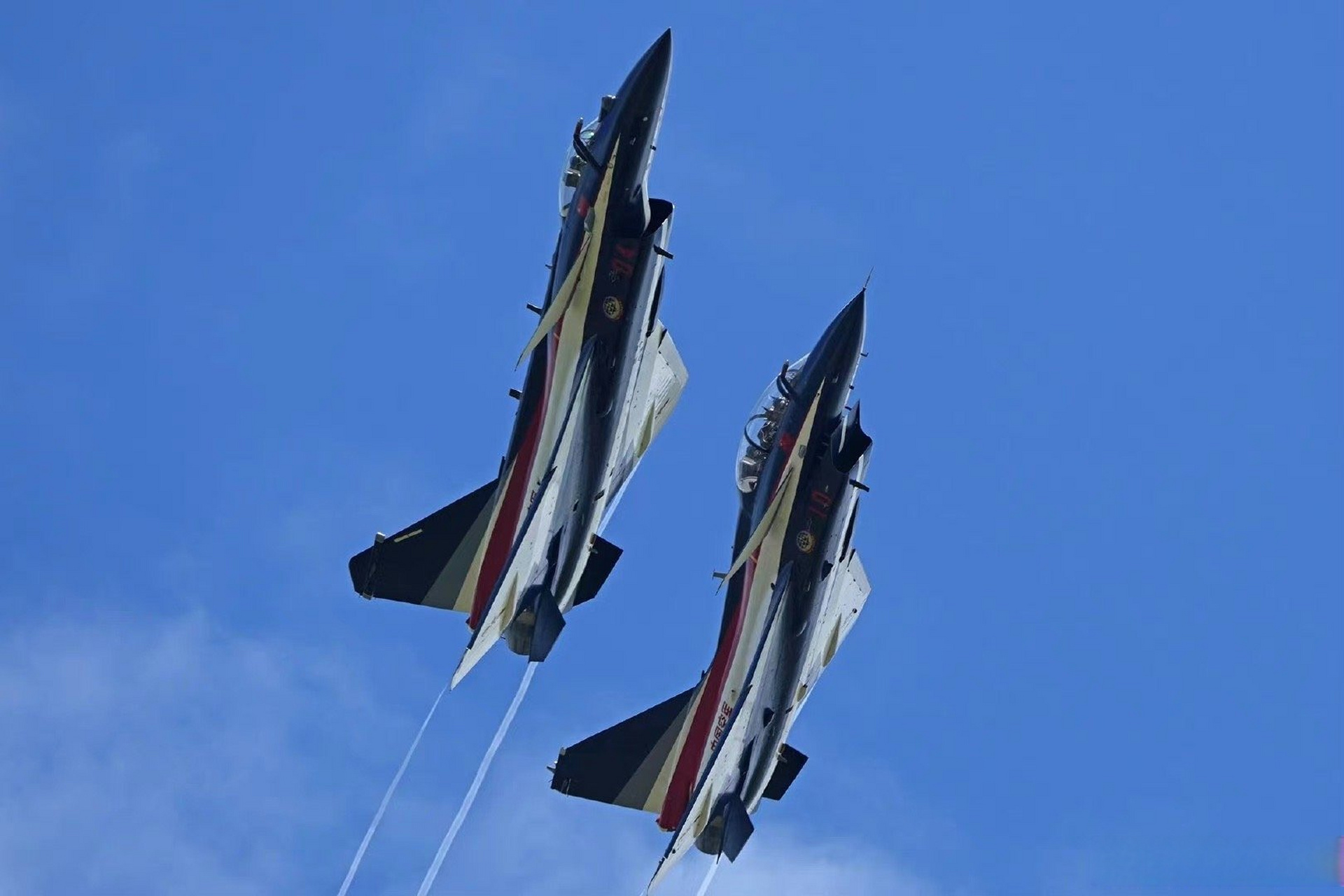 中国空军八一飞行表演队最新换装的歼-10c抵达马来西亚兰卡威航展