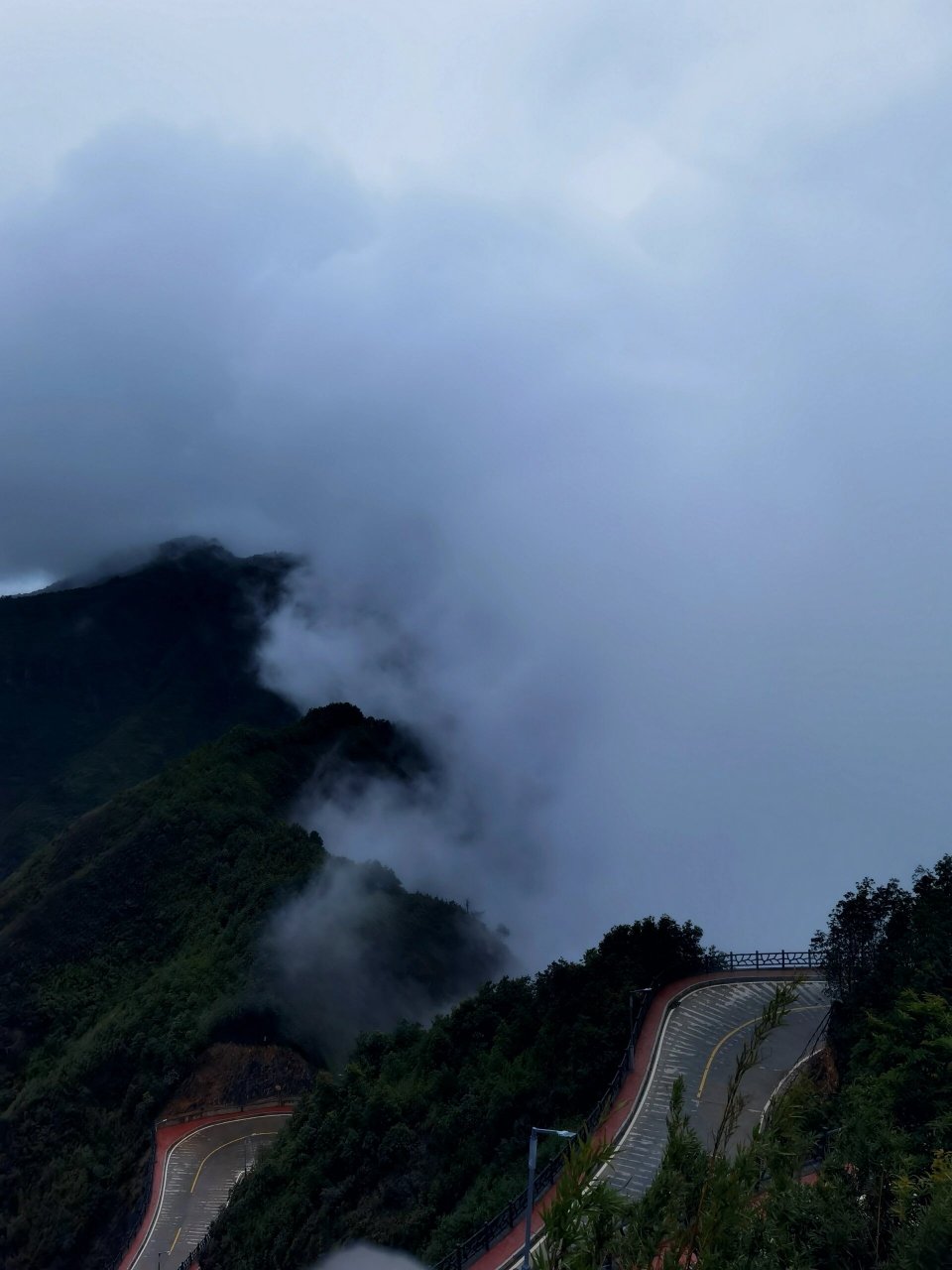 芙蓉尖 | 温州布达拉宫 导航:芙蓉尖 (瓯海丽岙) 门票:免费 路况:蜿蜒