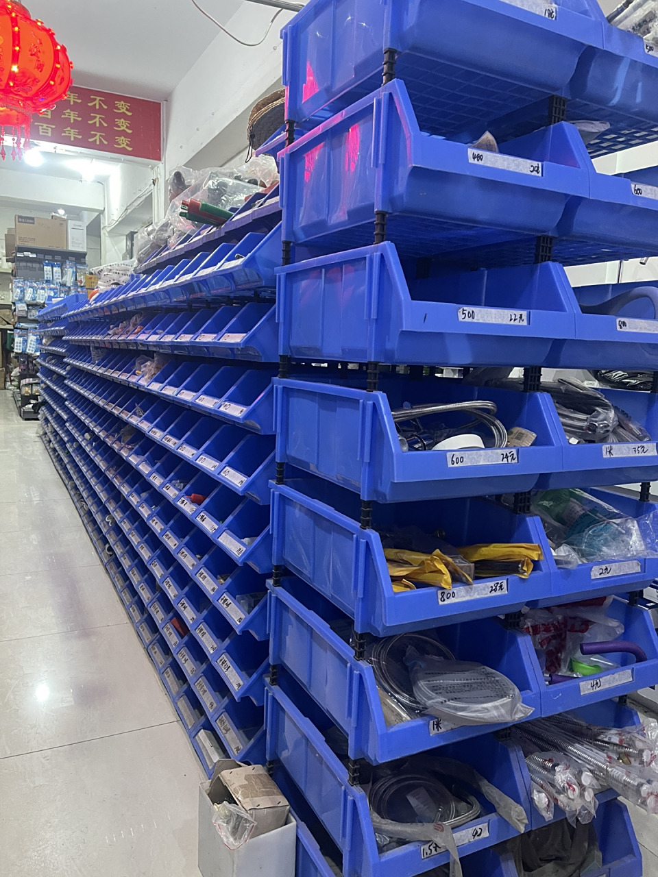 记忆中五金店都很小,乱糟糟的 这家也太有序了吧!