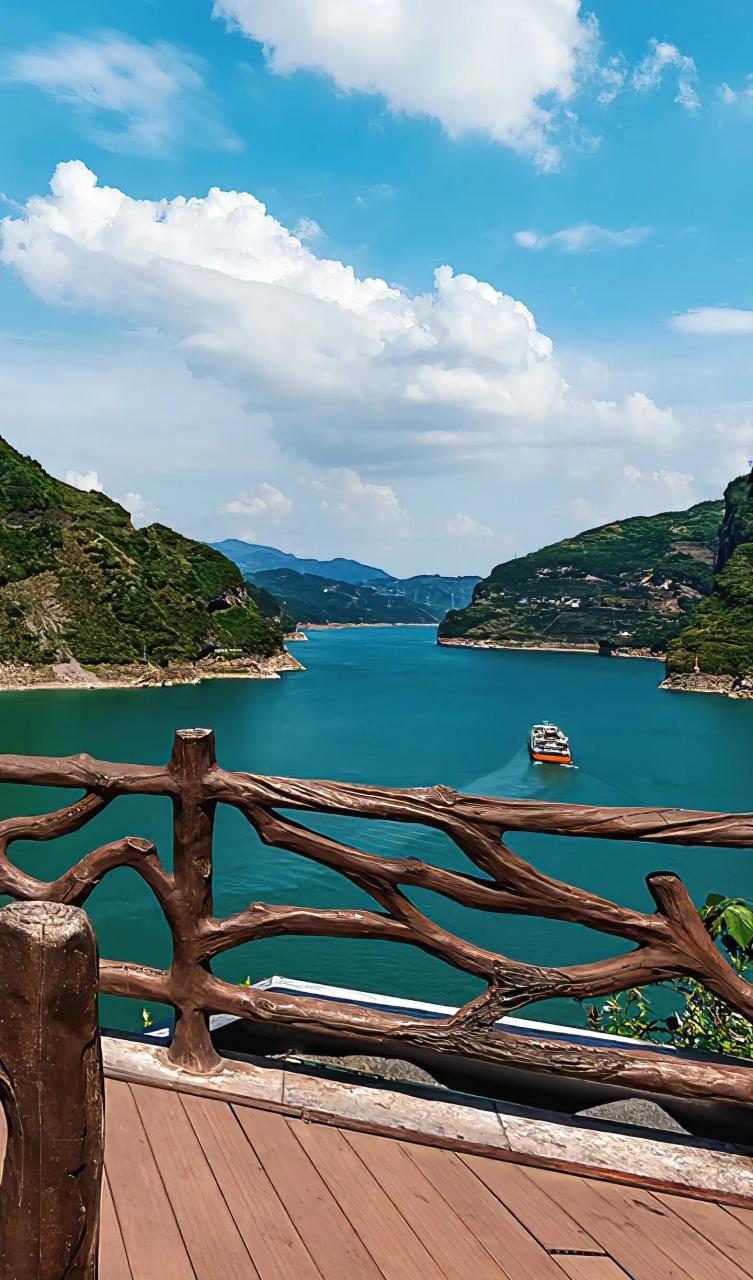 长江三峡西起重庆市奉节县白帝城,东至湖北省宜昌市南津关,自西向东