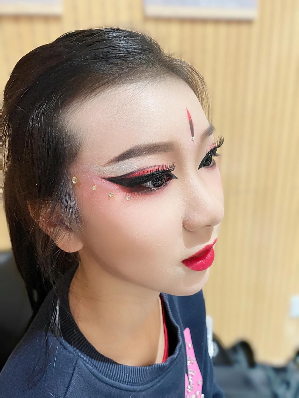 蒙古舞妆容 蒙古舞妆容,英姿飒爽,刚中带点柔,可惜了我没给做发型,没