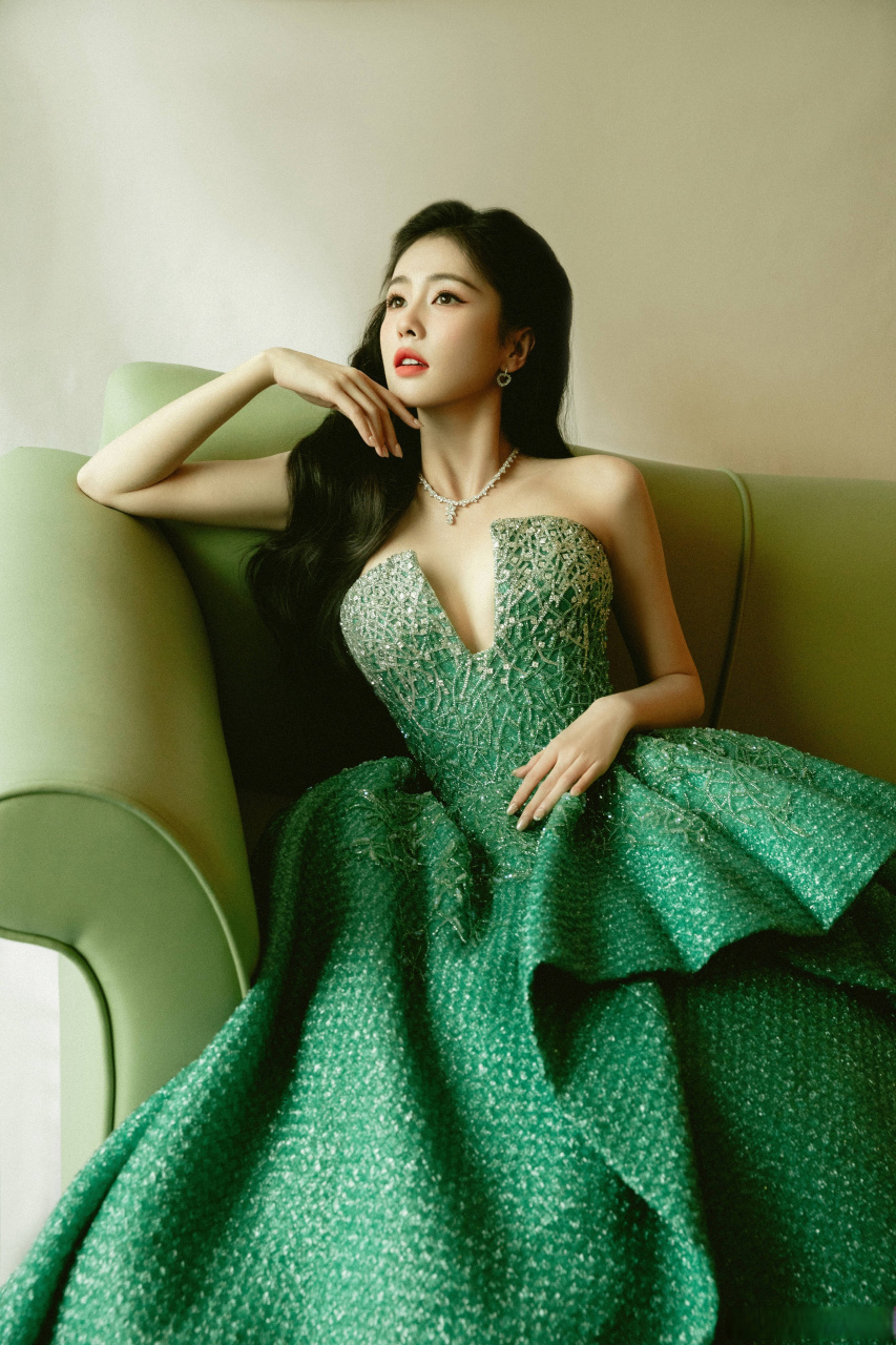 蓬勃盎然,灿若繁星.欢娱影视演员@白鹿 亮相,微光盛典红毯.