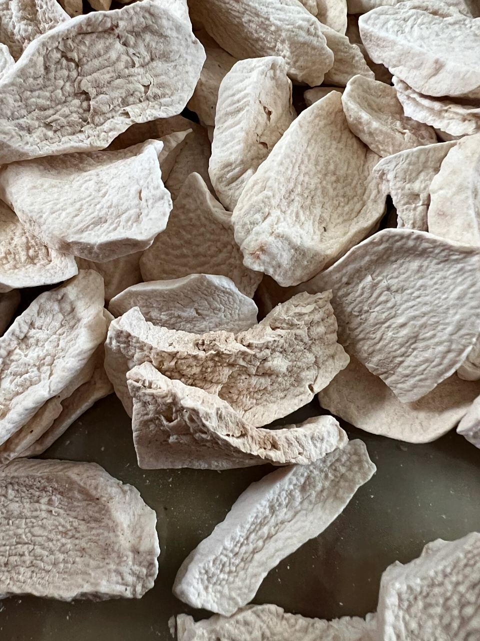 还能吃吗 淮山药片放了两年了,有点黄,但是很干,没有发霉,异味,掰开