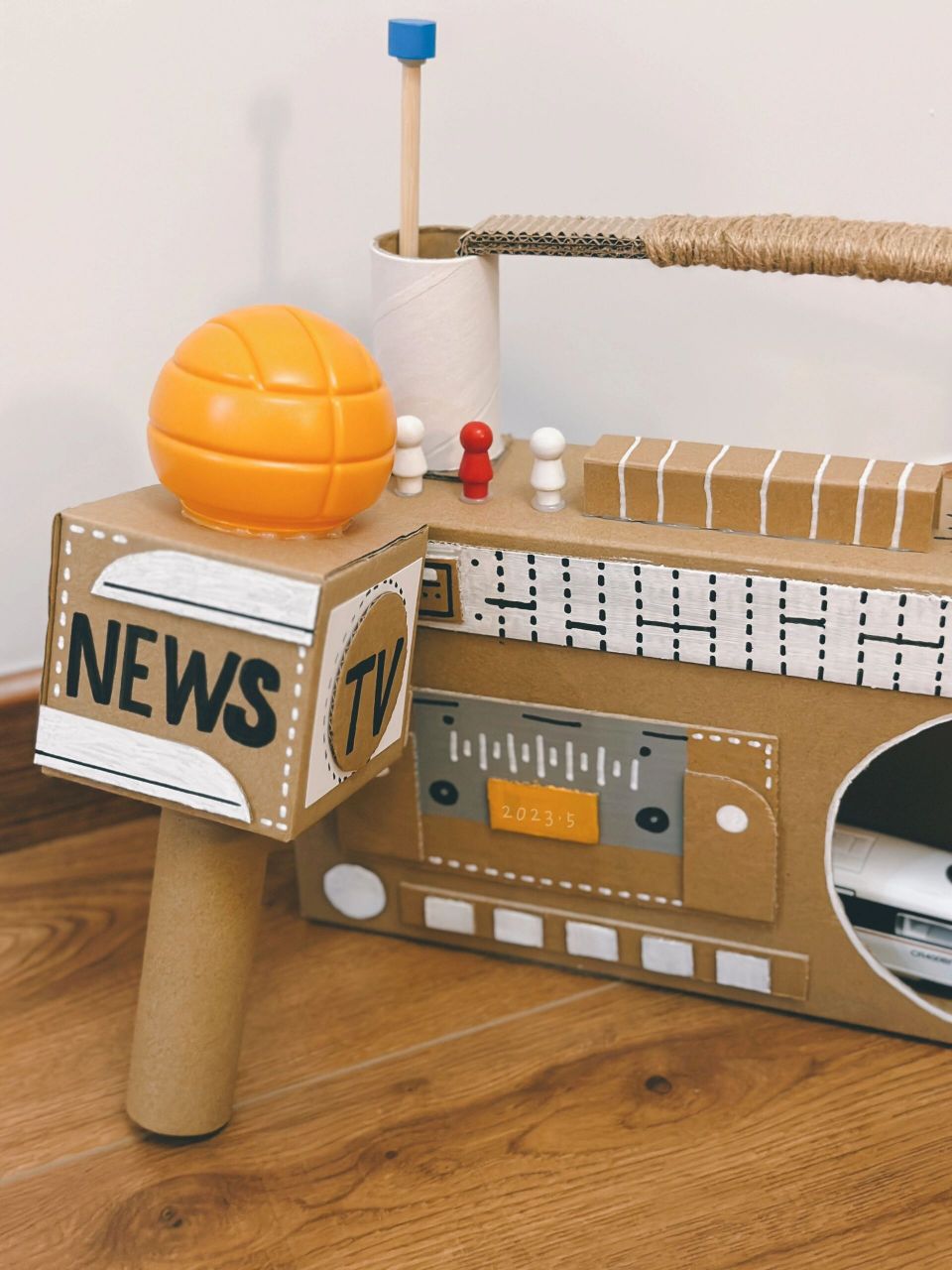 每日一手工|一个纸盒收音机95 一个纸盒收音机, 儿童节礼物之二.