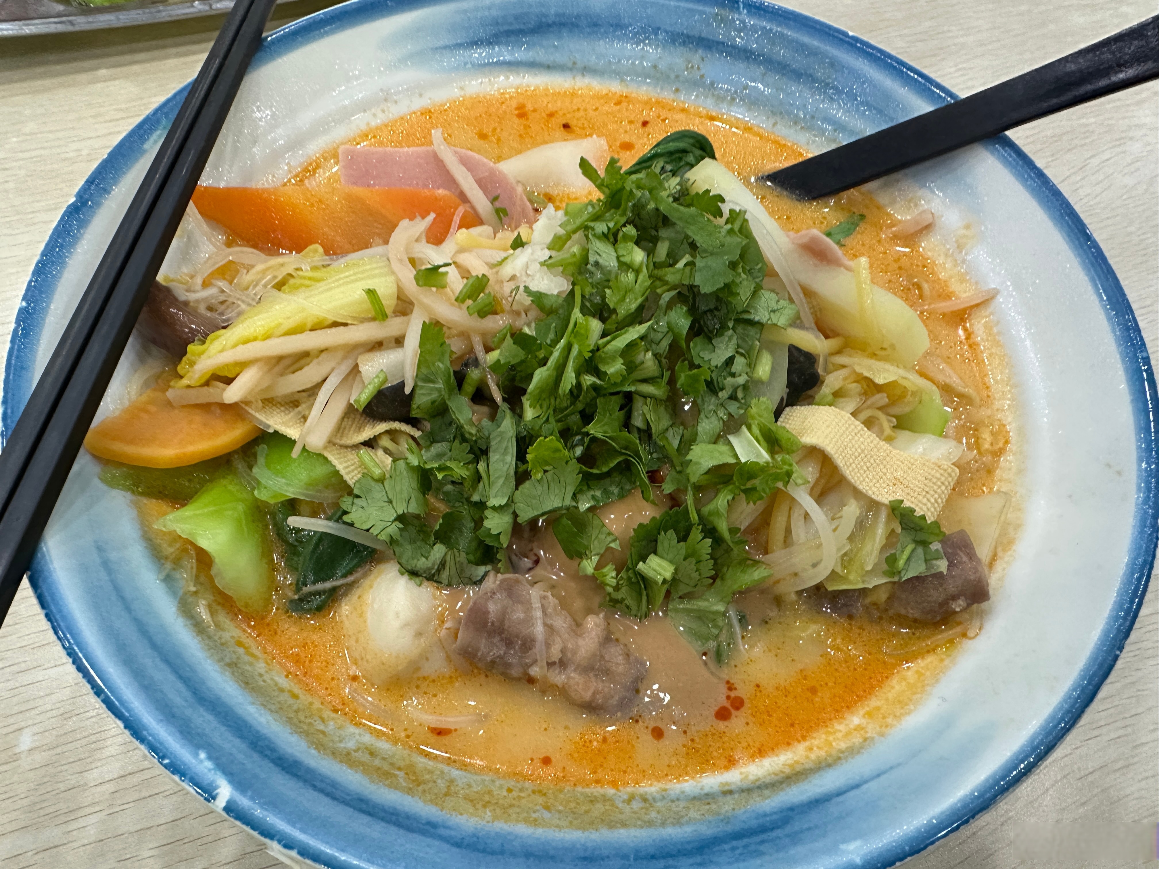 不能选配,味道一般般,凑合吃吃,简单点话说你吃麻辣烫,一定要加什么菜