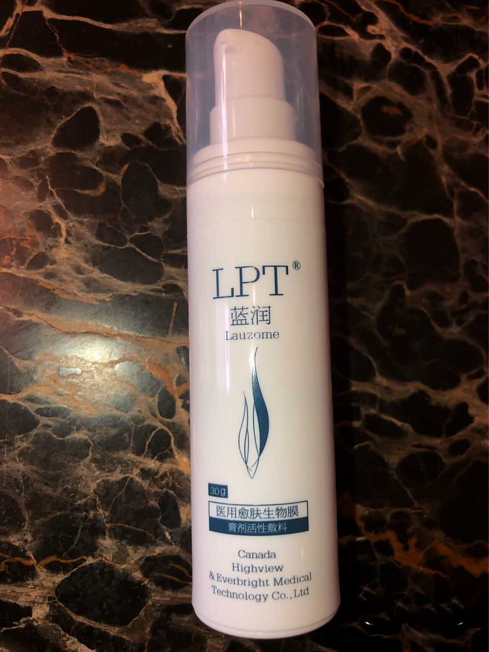 蓝润医用愈肤生物膜 一到换季敏感肌肤就很容易过敏,泛红.