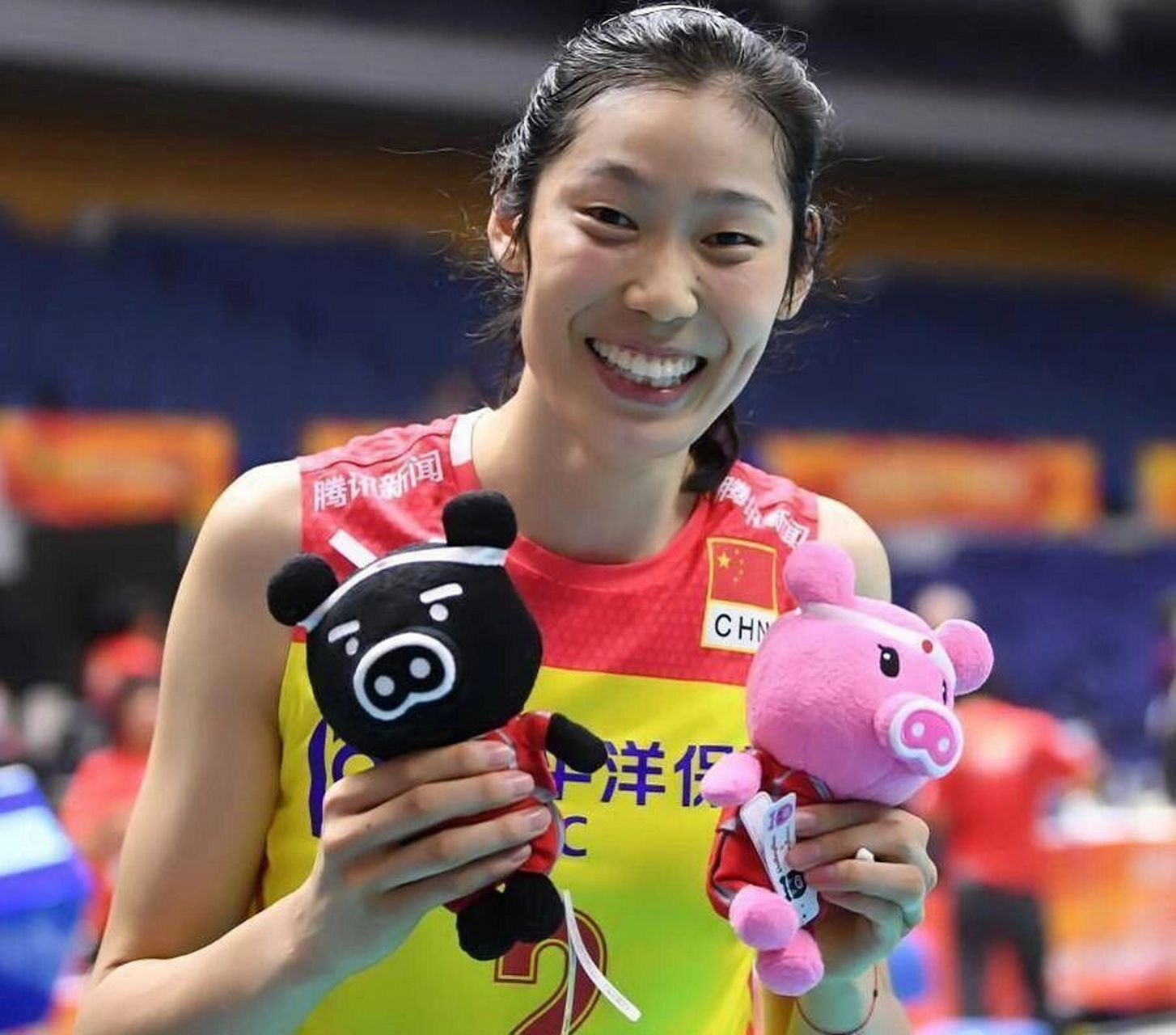 萨顶顶 萨顶顶,原名周鹏,1984年6月27日出生于平顶山市,中国内地流行