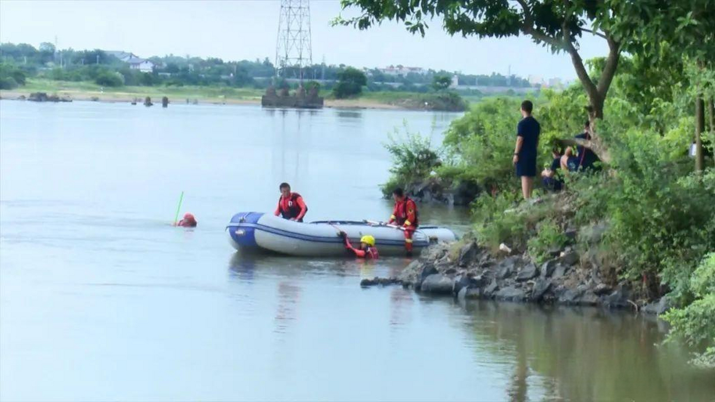 海南 【海南3名小學生結伴江岸玩水,一名8歲男童不幸溺水身亡】昨天(7