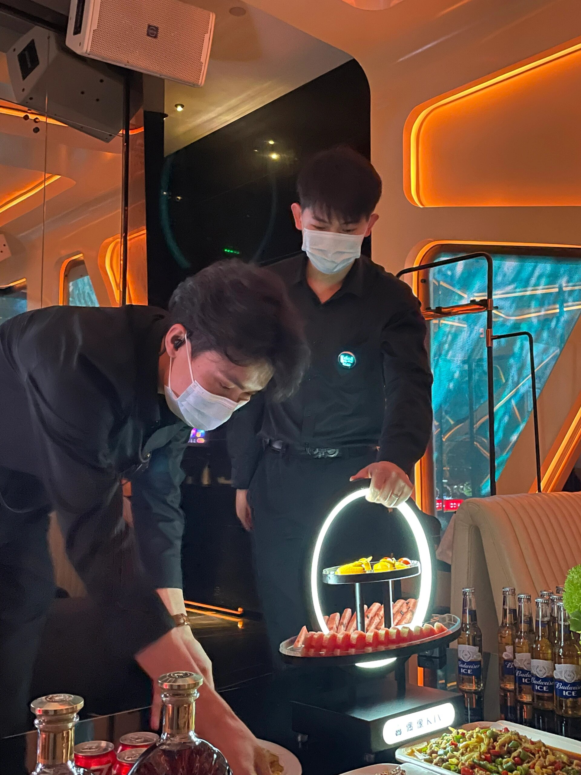 成都这家ktv的一对一管家都是180帅哥谁懂