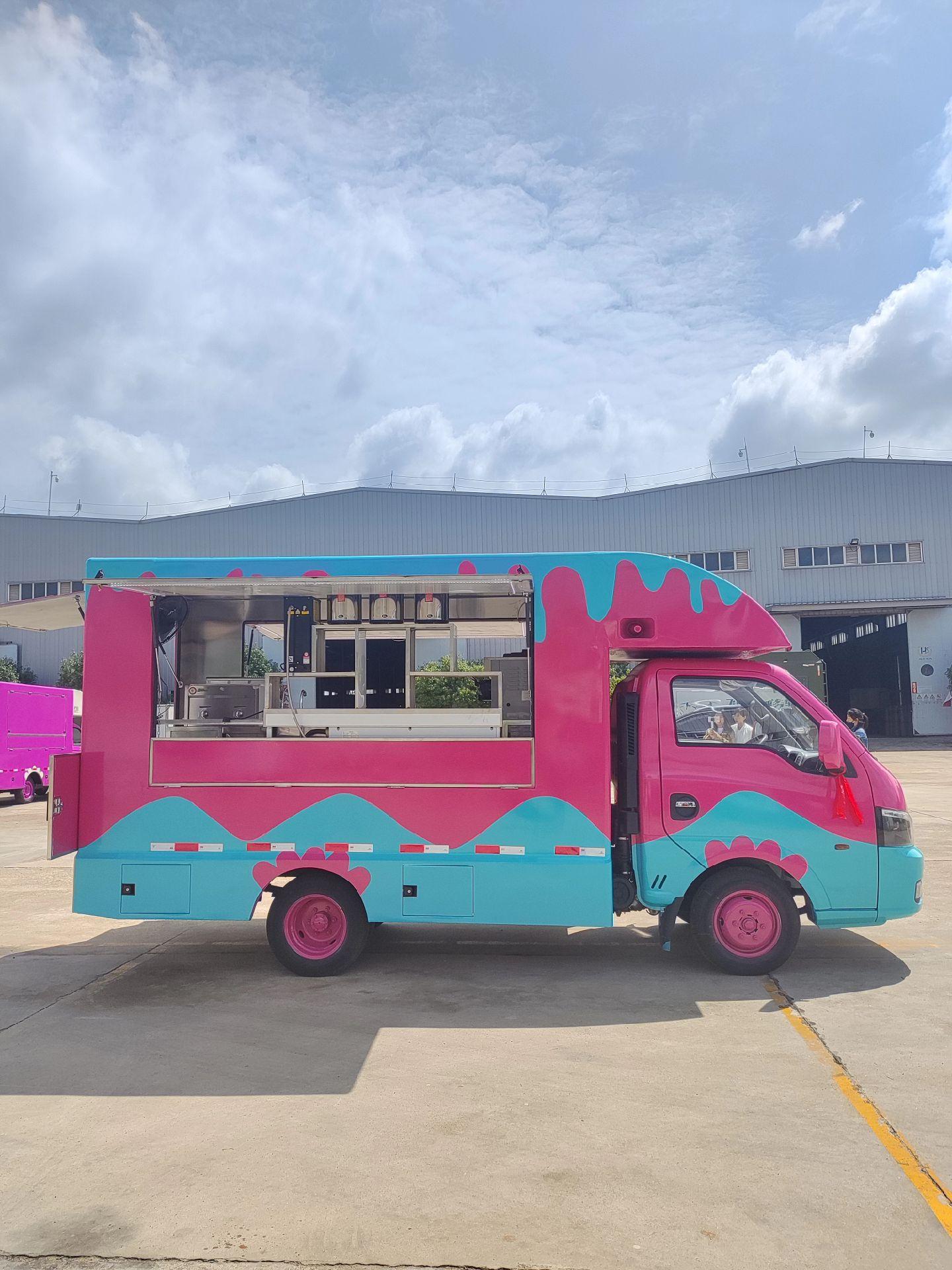 既可以做冰淇淋冷饮奶茶又可以做小吃的流动餐车,整车长度五米一,宽一