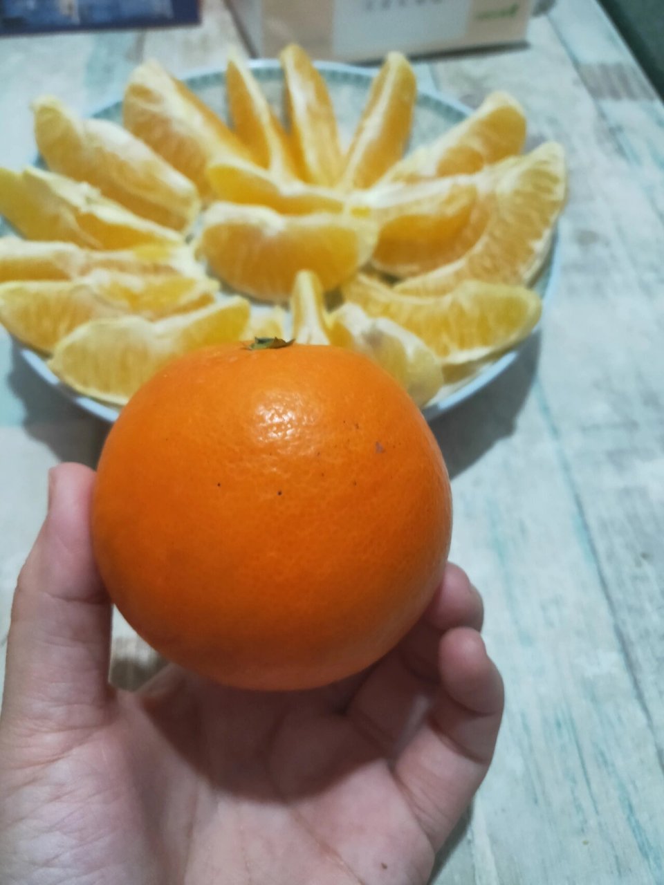 剥成瓣状的脐橙最好吃 个人觉得剥皮的橙子保留的水分最多,口感最好