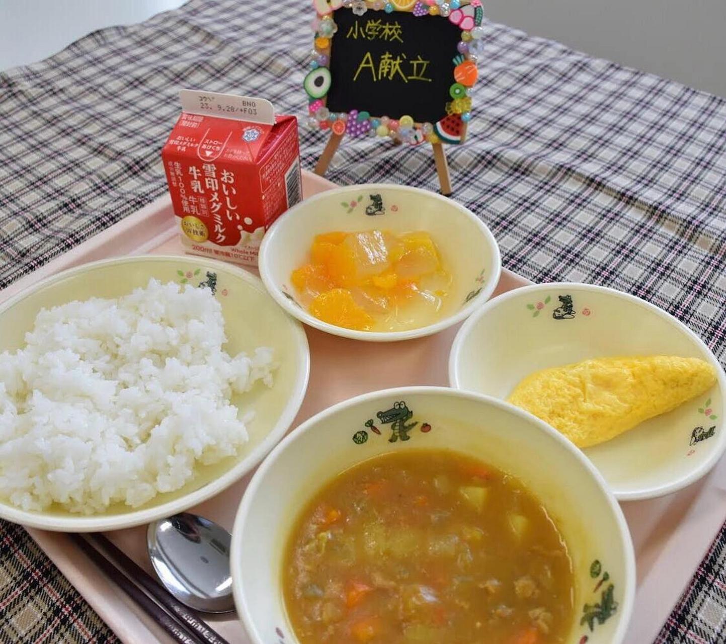 日本公立小学午餐 每个月都有营养师搭配菜单 都由学生们自己搬运