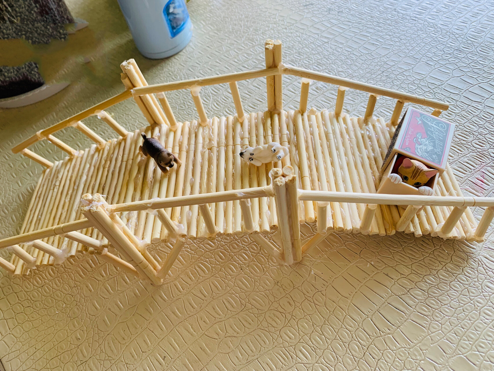 也发现我的潜力也可以不断开发用一次性筷子拿胶枪一根一根粘在一起的