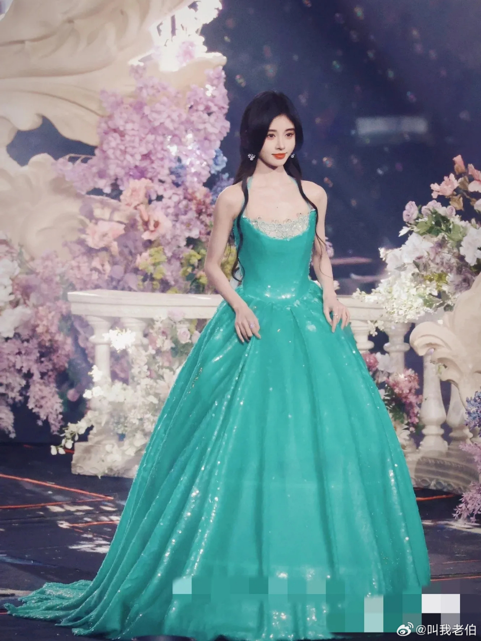 鞠婧祎丝芭十周年演唱会造型,鞠婧祎现在是丝芭的一姐了吧?