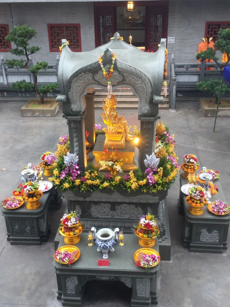 佛前供花 水仙古寺 泰国四面佛 花供布置