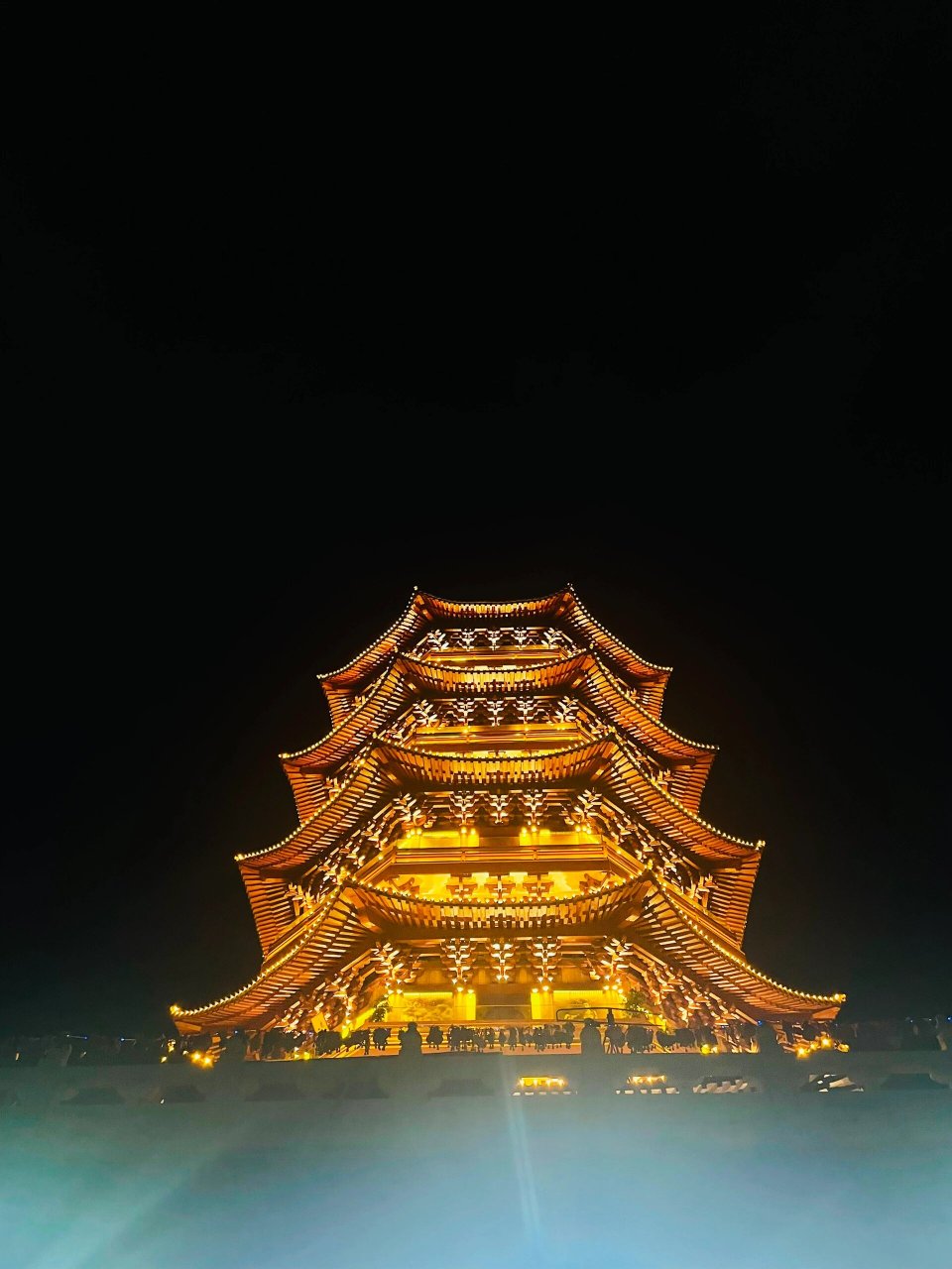 临沧玉龙湖锁水阁看夜景 玉龙湖是临沧人饭后遛弯圣地,位于南汀河与