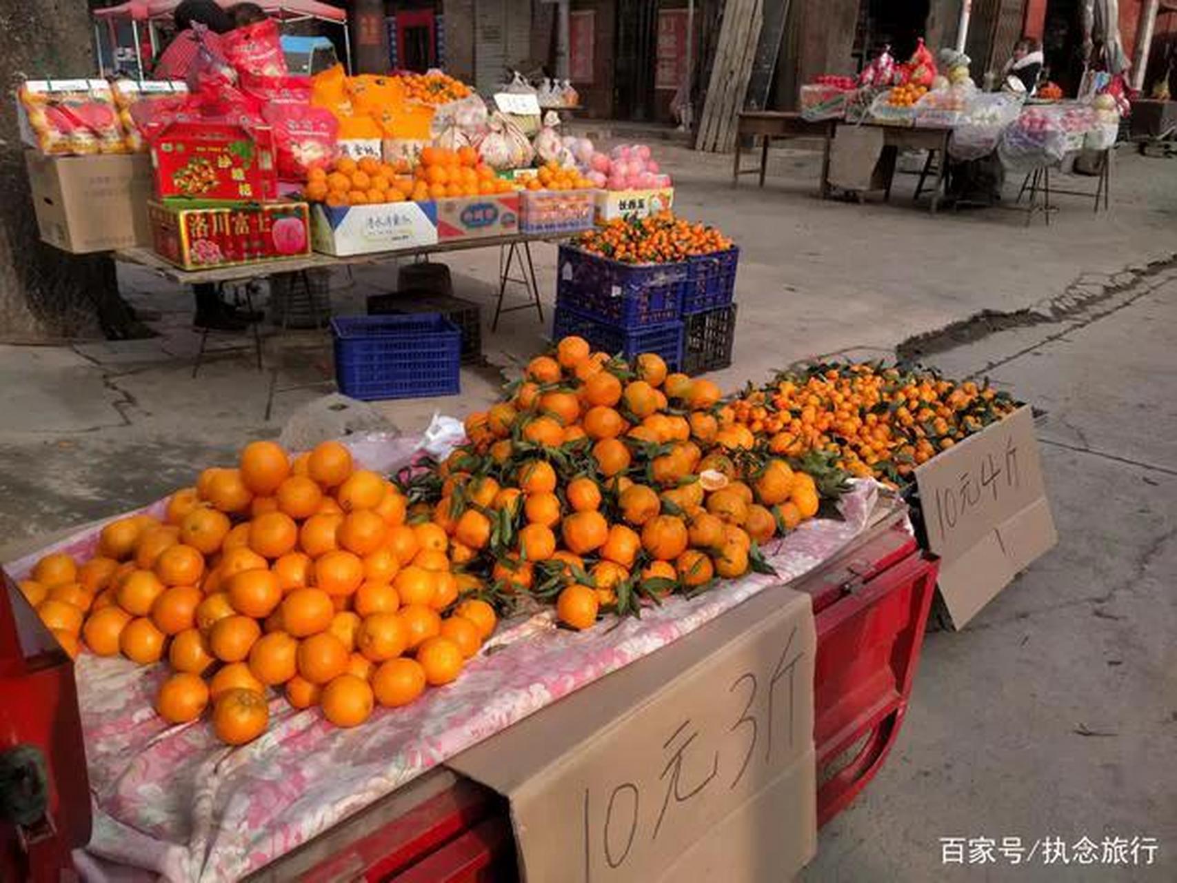 1月29日,小邱带着儿子到水果摊买橘子.