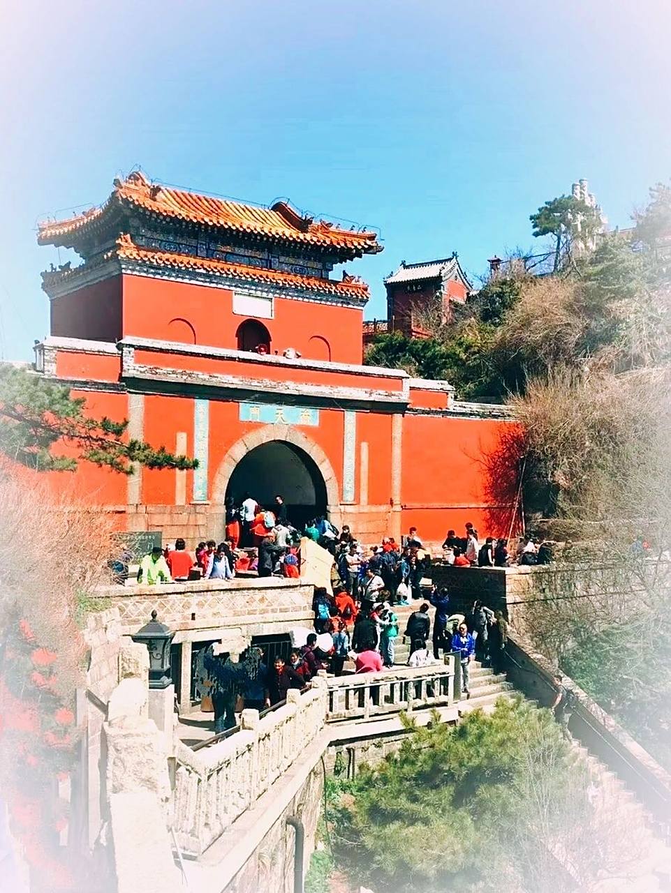 泰山南天门 又名三天门,恰处于石壁谷的上口,海拔1460米,不仅形势险要