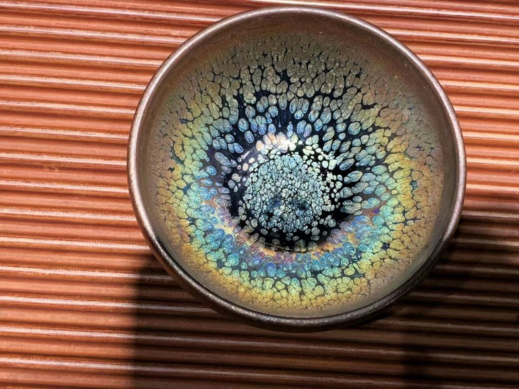 一分钟带你了解建盏养彩的效果~ 喝一杯香气扑鼻,清澈明亮的茶,会让你