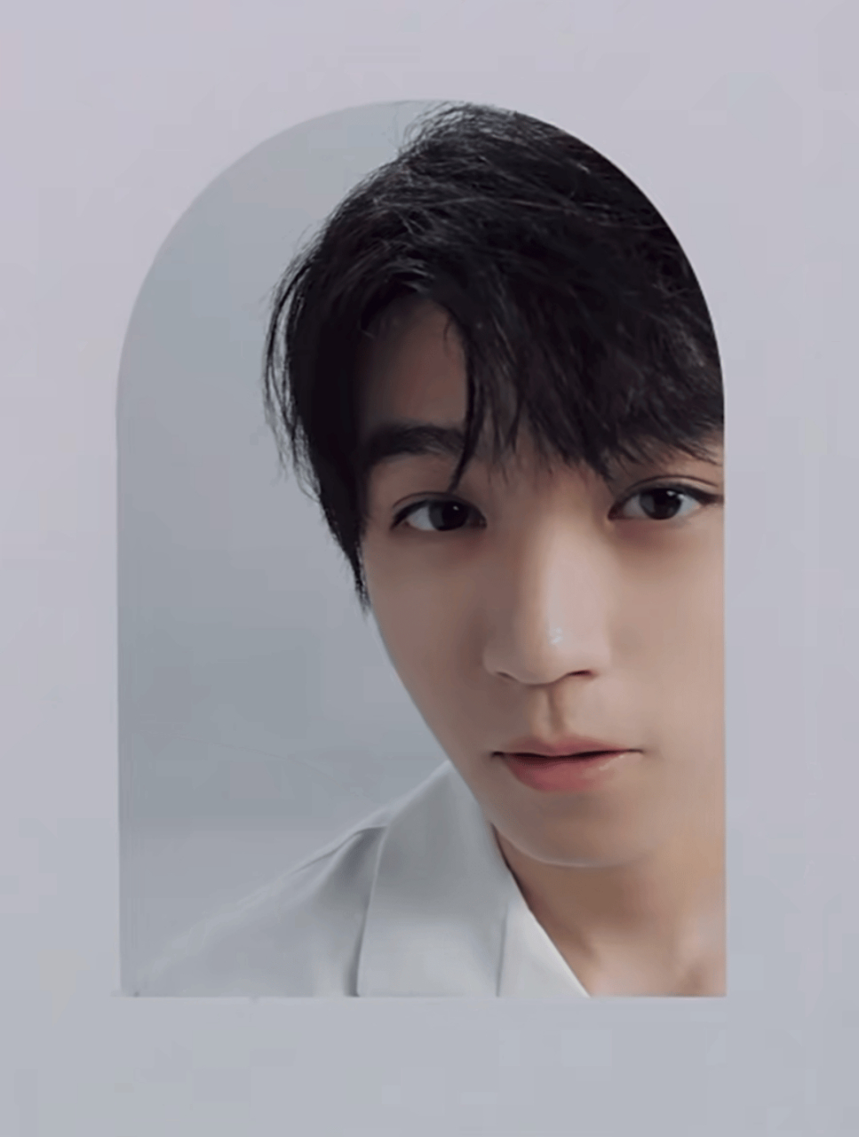 王俊凯今天代言官宣了,而且还有开屏,这又是个奢牌,这个怼脸抗住镜头