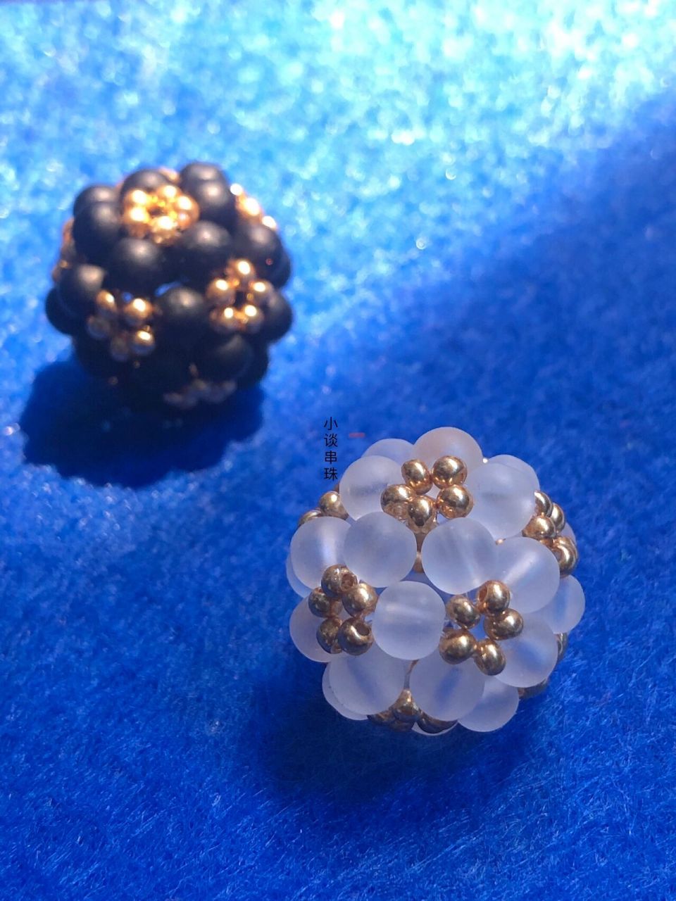 圆球串珠～90珠的圆球串珠教程 材料:60颗2mm金珠 30颗4mm磨砂珠 0.