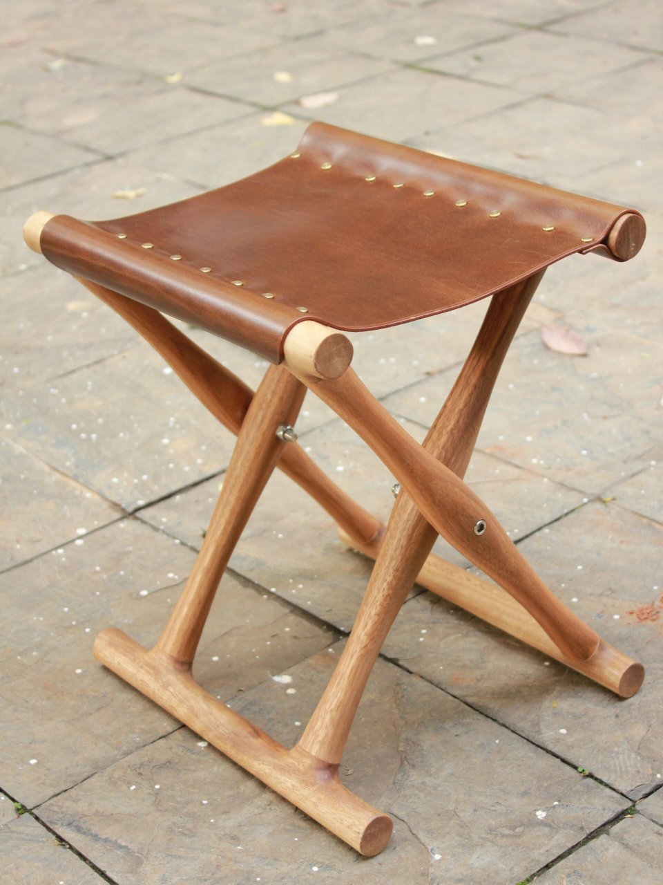 手工实木植鞣牛皮小马扎凳 原创手工制作的牛皮小马扎,凳面为油蜡植鞣