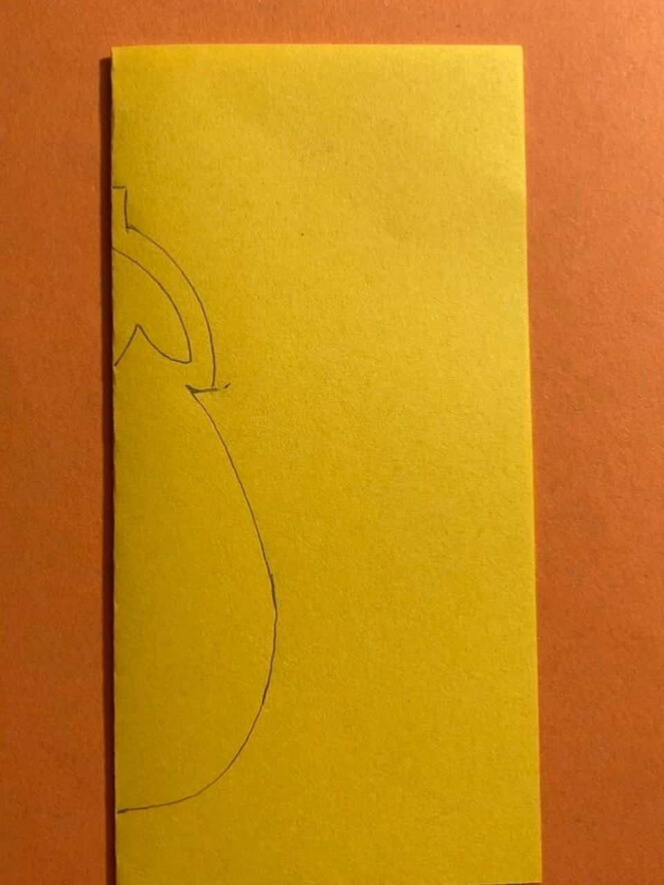 剪纸 把折纸对折,画好线稿,用剪刀剪出形状就ok了#剪纸# #简单# #手工