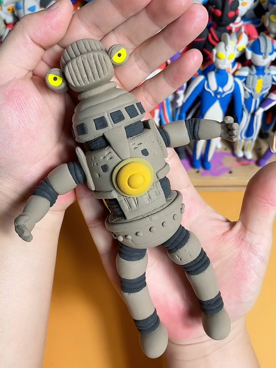 奥特曼机器人赛文加粘土手工教程 大家喜欢奥特曼,也喜欢里面的怪兽