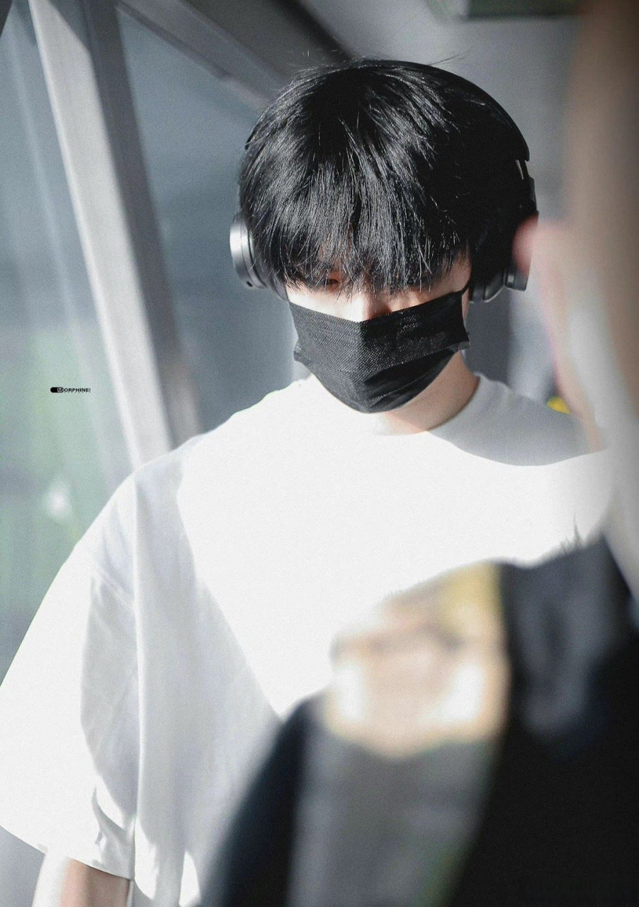 刘耀文今日机场图! 白t 耳机,干净清爽的男高谁能不心动