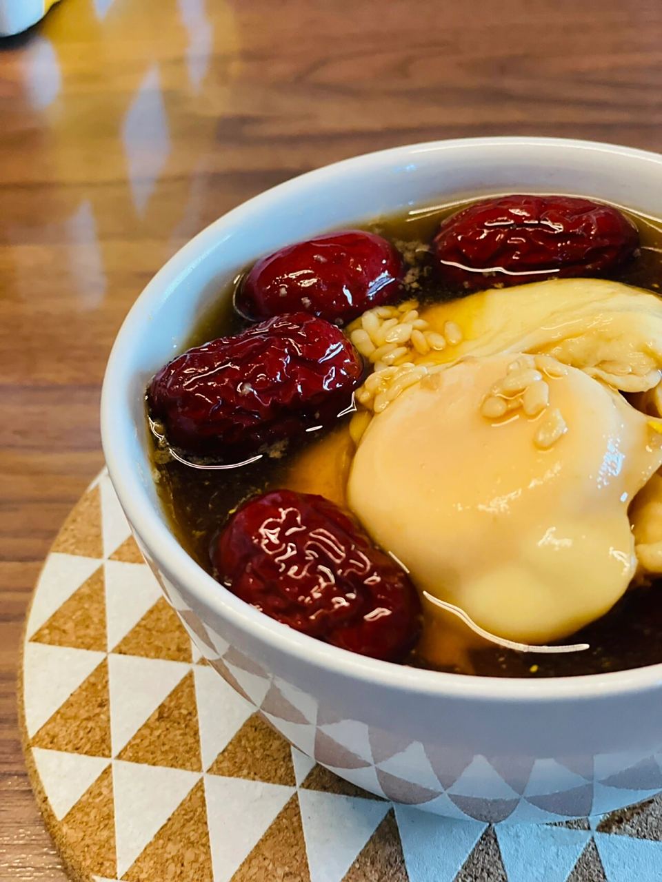 红糖酒酿红枣炖蛋做法—姨妈期全身暖呼呼 姨妈期全身不通畅,心情也