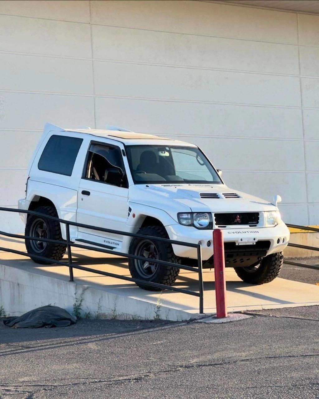 三菱帕杰罗 v55 evo 是一款非常稀有的越野车,以下是关于它的一些介绍