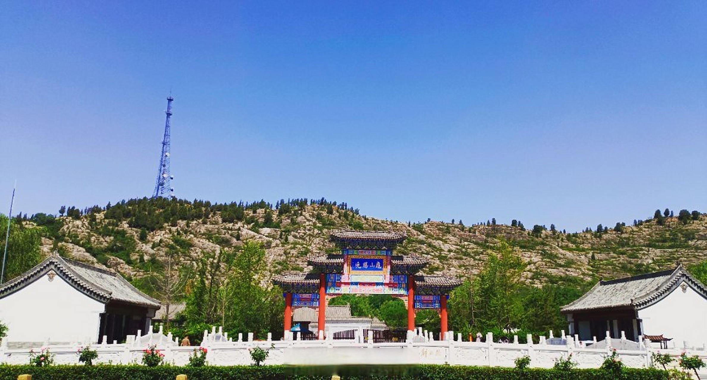 水泊梁山##梁山# 位于梁山春园景区对过的公明坊,着实高大上,今天发