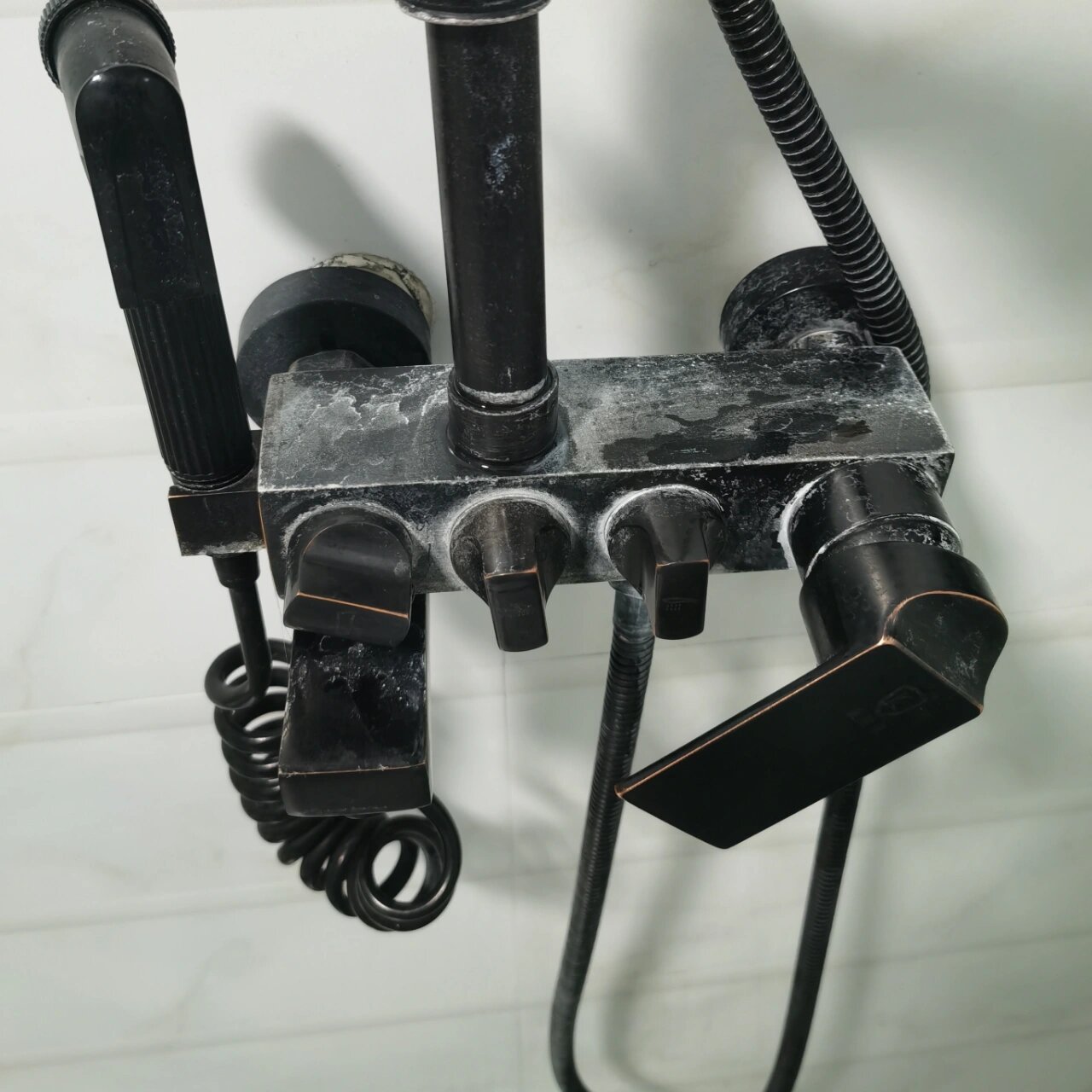 求助,黑色花洒怎么有效去除水垢 看不下去了今天用了柠檬酸除水垢的