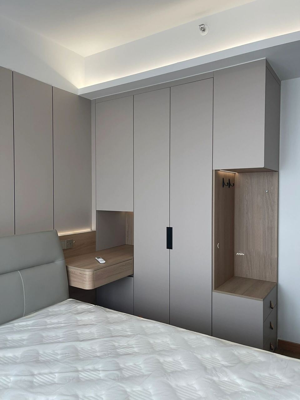 79卧室门推开后就是衣柜的位置,我们在侧面做了一组侧边柜的设计,三