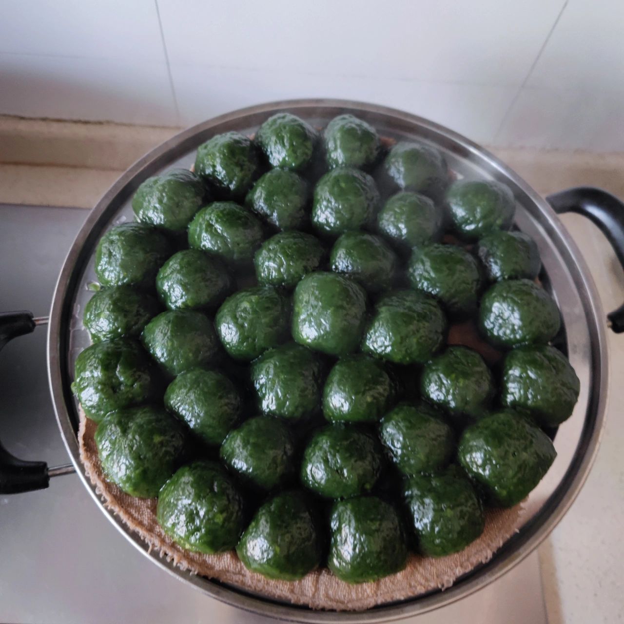 艾叶粑粑〈艾米果〉的做法 小时候,每年正月十五元宵节是一年中最热闹