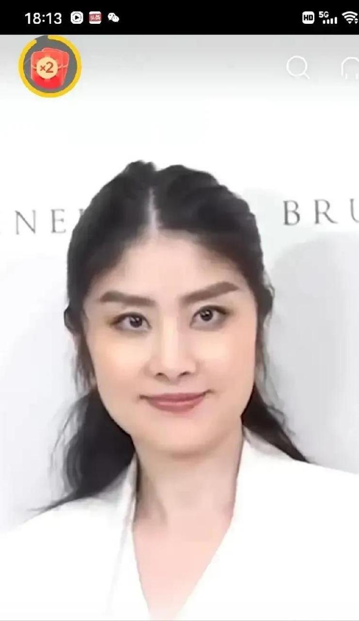 眉毛堪比张飞,眼线化的还不如新手,发型也是怪怪的!她到底是怎么想的?