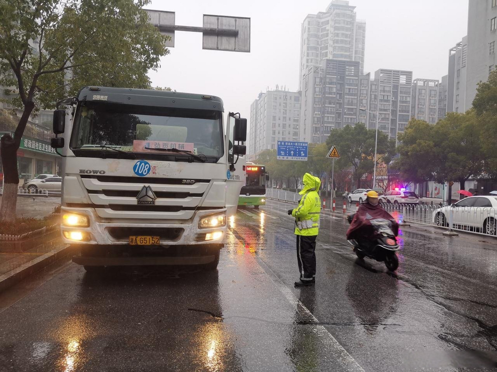 長椒在路上# 【芙蓉交警對闖禁工程車進行處罰】2月8日早上,芙蓉交警