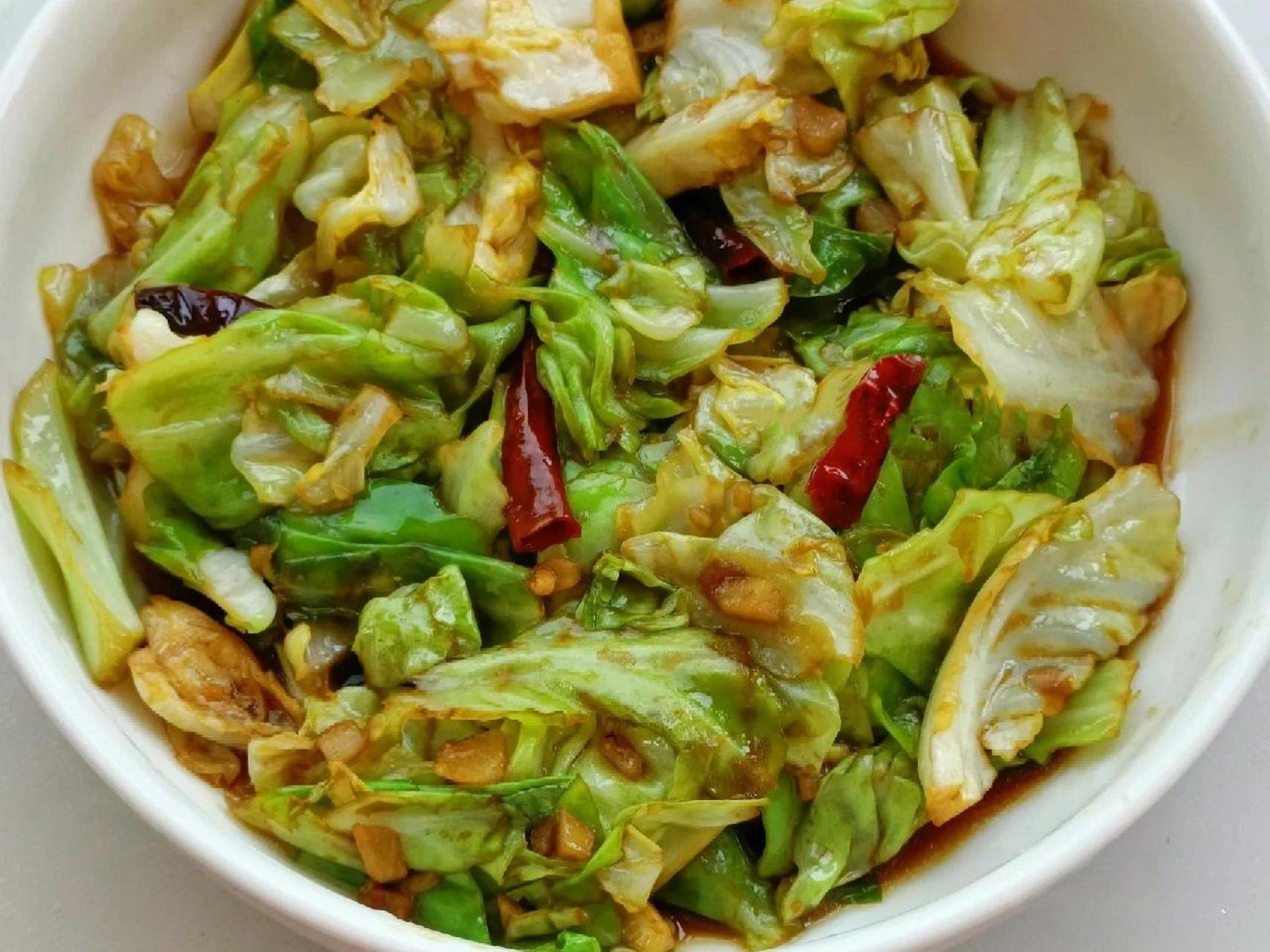 爆炒大头菜98 97食材:大头菜,红辣椒9215,蒜沫 99做法:①调