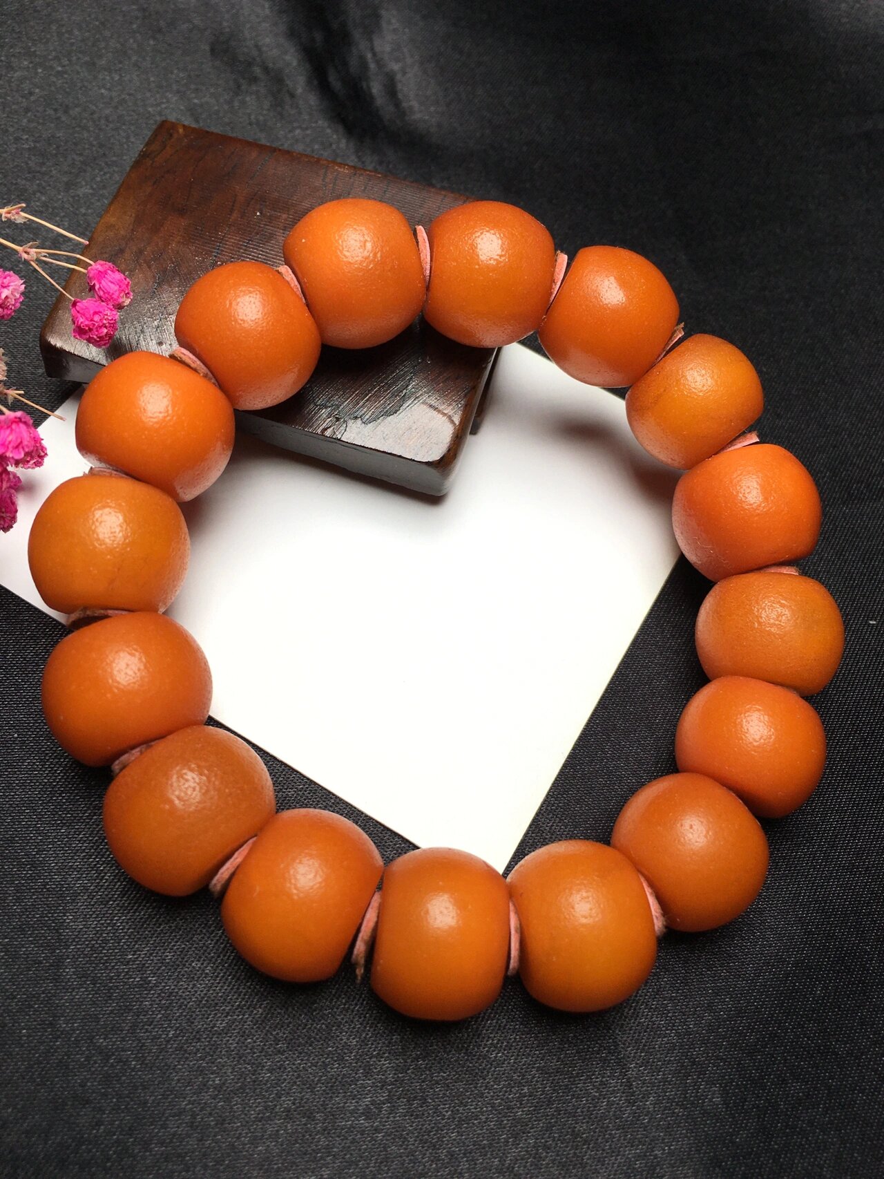 市面上所谓的橘皮老蜜蜡,依旧是烤色的