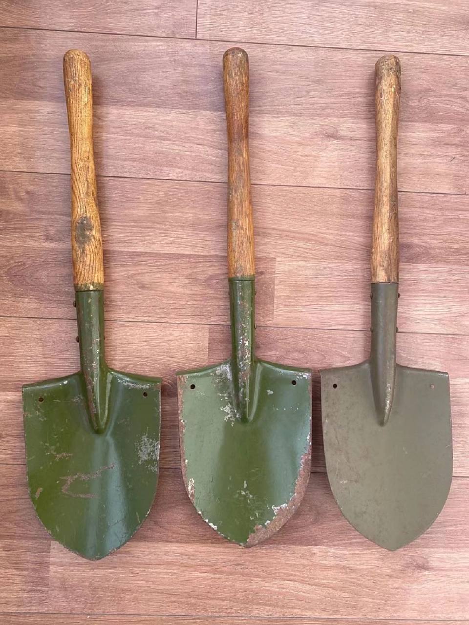 【装备分享】我军一代经典65式工兵锹 65工兵锹,纯正老货,成色如图,此