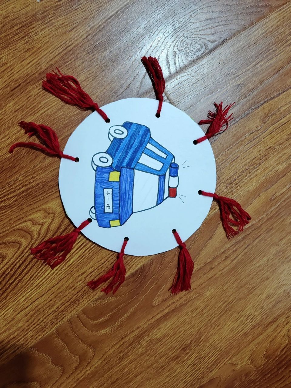 幼儿园户外手工作业:飞盘 操作步骤: 硬纸板上画个圈圈8715我的