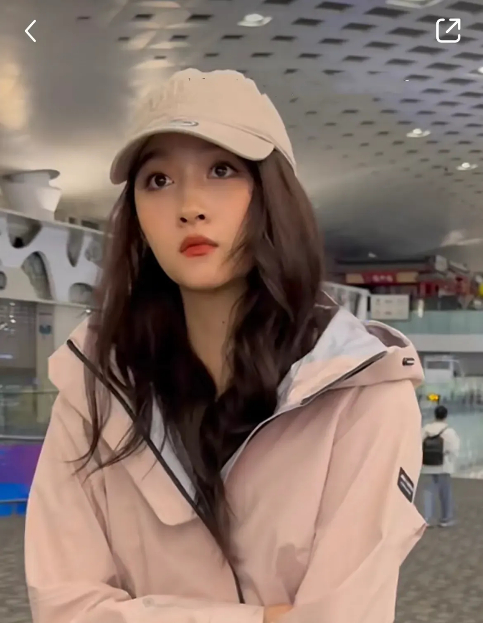 路人镜头下的关晓彤,感觉真人比电视上好看太多了