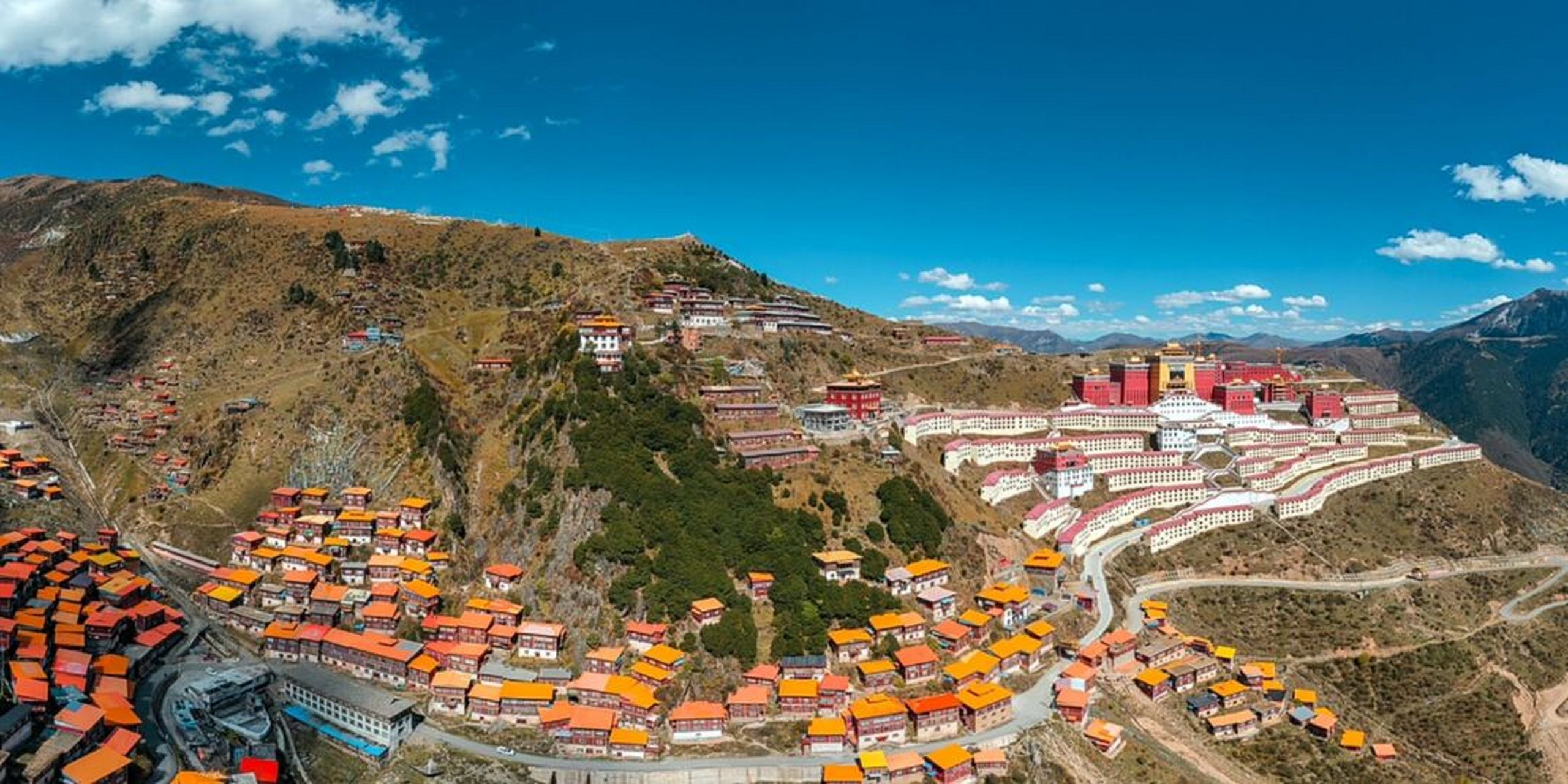 探寻隐世之地:宁玛派祖庭噶陀寺 最近色达重新开放的消息火爆全网,但