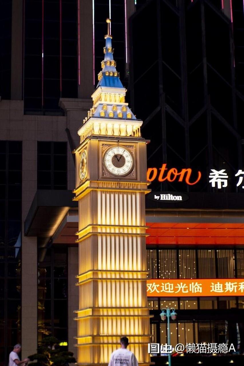拍摄于云南红河蒙自南湖荟红河人文地理圈子城市灯光