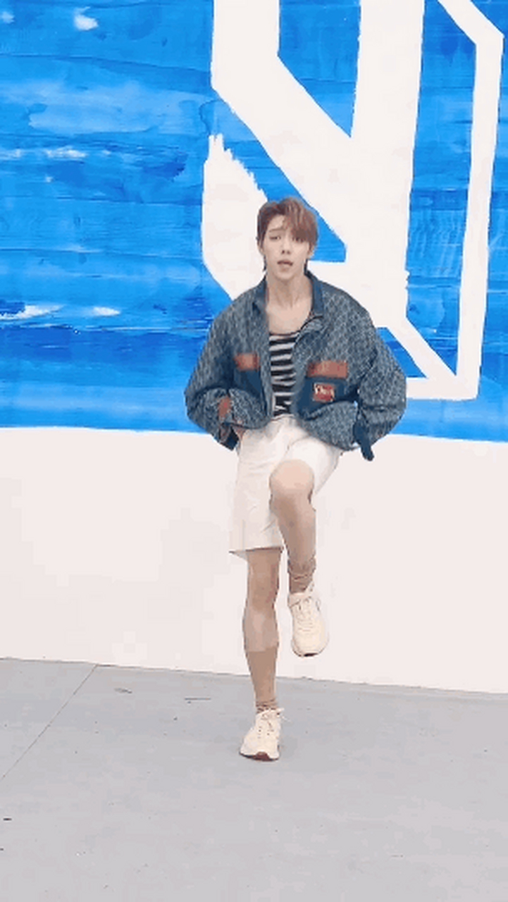 青3终c候选人罗一舟,余景天同跳《闭嘴跳舞》,你觉得谁更?