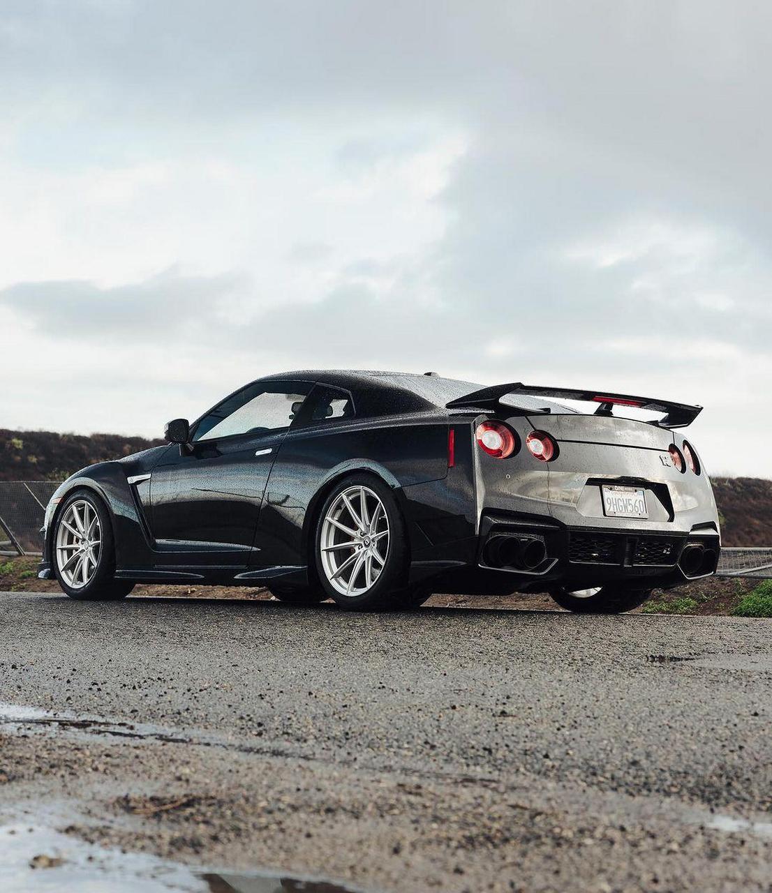 日产gtr是一款传奇的日本汽车制造商生产的拥有赛车血统的超级跑车.