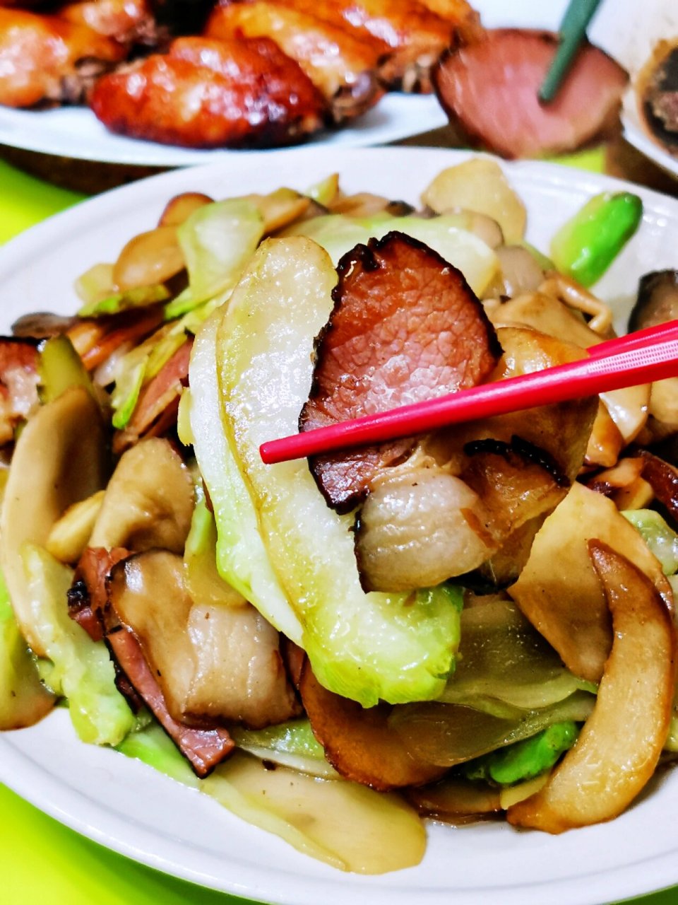 时令家常下饭菜 | 腊肉杏鲍菇炒儿菜 准备食材: 儿菜300克,腊肉200克